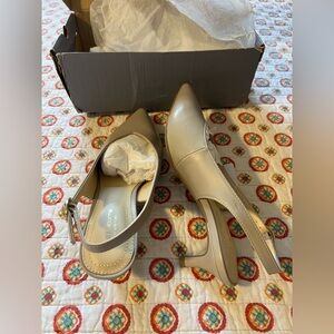 NEW Liz Claiborne Taupe Tan Sling Back Kitten Heels Size 7